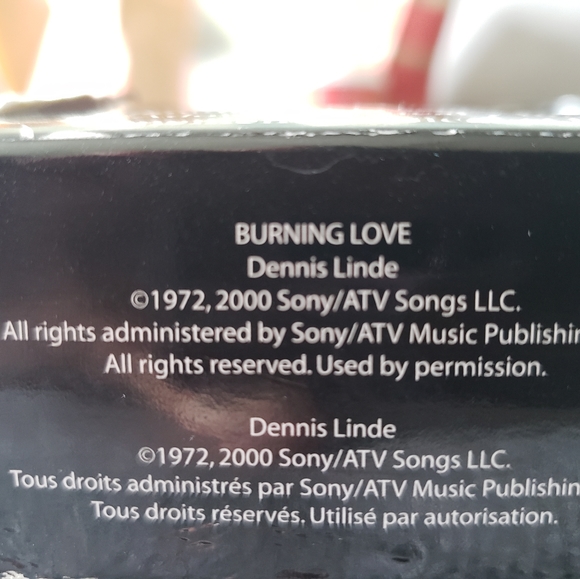 ELVIS "BURNING LOVE" GUITAR SHAPED ORNAMENT~MUSICAL~LIGHTS~NIB - Picture 4 of 4
